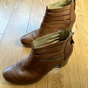 Summer bootie, strappy brown leather, size 40. 3 inch block heel
